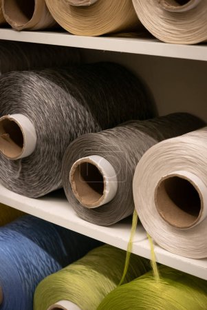 Foto de "Cotton sewing threaded reels in a sewing shop" - Imagen libre de derechos
