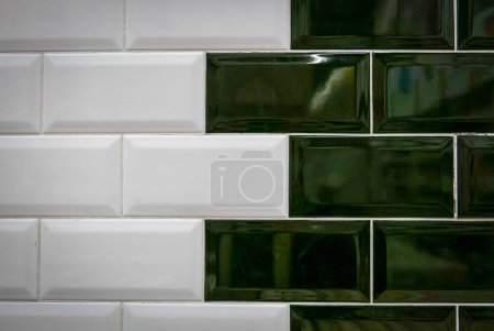 Téléchargez les photos : "Briques céramiques vertes et blanches sur le mur" - en image libre de droit