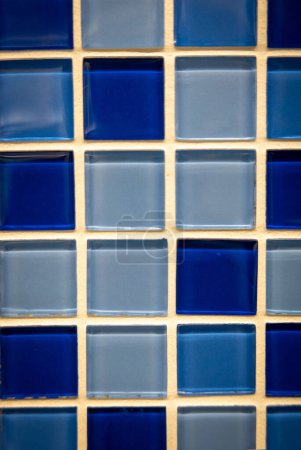 Foto de "Mosaico de cerámica azul en la pared como fondo" - Imagen libre de derechos