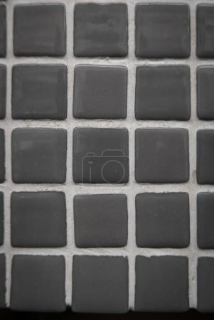 Foto de "Mosaico de cerámica gris en la pared como fondo" - Imagen libre de derechos