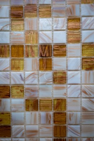 Foto de "Mosaico de cerámica naranja, blanca y amarilla en la pared como fondo" - Imagen libre de derechos
