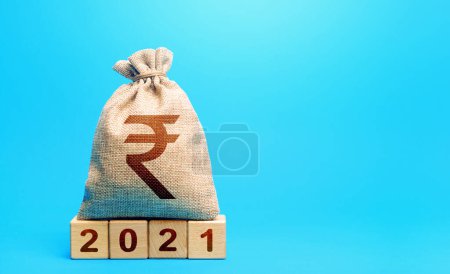 Téléchargez les photos : "Sac d'argent roupie indienne et blocs 2021. Planification budgétaire pour l'année prochaine. Revenus dépenses, investissements et financement. Début de la nouvelle décennie. Plans d'affaires et perspectives de développement, tendances" - en image libre de droit