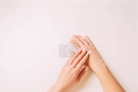 Téléchargez les photos : Femmes mains appliquant crème hydratante, copier-espace - en image libre de droit