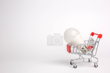 Foto de "LED light bulbs on a cart, Isolated on white background. The concept of selling and buying business ideas" - Imagen libre de derechos