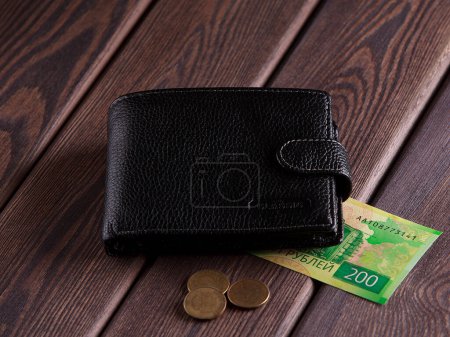 Téléchargez les photos : "Portefeuille et argent sur fond bois
" - en image libre de droit