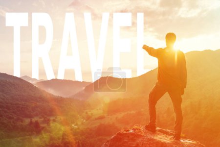 Téléchargez les photos : "Homme pointant vers le mot voyage dans les montagnes au coucher du soleil." - en image libre de droit