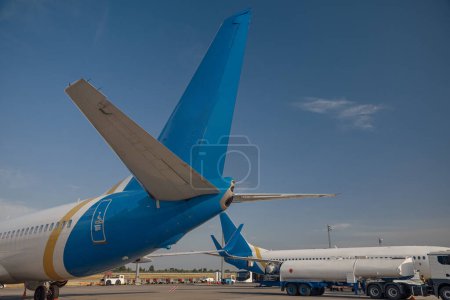Foto de "Dos grandes aviones modernos en el aeropuerto con cielo azul en el fondo" - Imagen libre de derechos