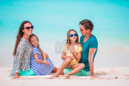 Foto de "Joven familia de vacaciones tienen un montón de diversión" - Imagen libre de derechos