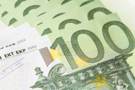 Photo pour "One hundred Euro (100) banknote in a macro shot. Selective focus" - image libre de droit