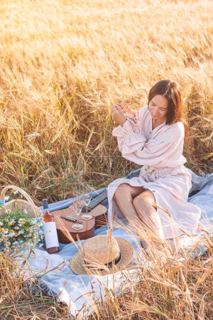Téléchargez les photos : "Belle fille dans le champ de blé avec du blé mûr dans les mains" - en image libre de droit