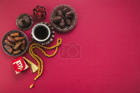 Téléchargez les photos : "tasse de café avec des dattes perles de fruits" - en image libre de droit