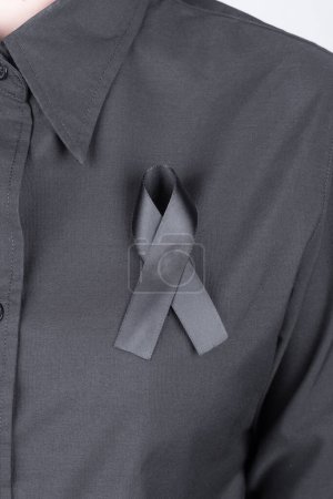 Téléchargez les photos : "chemise avec des rubans noirs comme signe de deuil
" - en image libre de droit