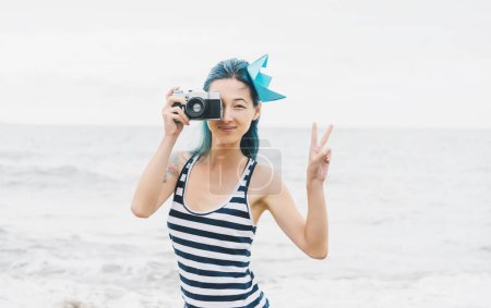 Téléchargez les photos : "Style marin belle fille avec appareil photo." - en image libre de droit