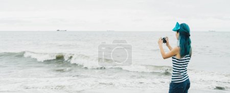 Foto de Chica turística tomando fotografías del mar. - Imagen libre de derechos