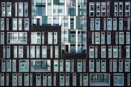 Téléchargez les photos : "Extérieur immeuble résidentiel contemporain avec des appartements colorés. " - en image libre de droit