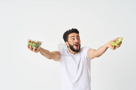 Foto de "hombre en camiseta blanca plato ensalada alimentación saludable dieta" - Imagen libre de derechos
