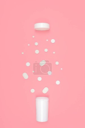 Foto de Pastillas farmacéuticas en botellas, concepto de atención médica - Imagen libre de derechos