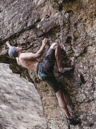 Foto de Hombre libre escalada en roca al aire libre. - Imagen libre de derechos