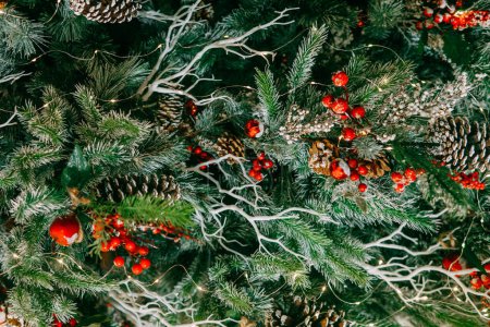 Foto de Globos y decoraciones hechas a mano en el primer plano del árbol de Navidad. Fondo de Navidad. - Imagen libre de derechos