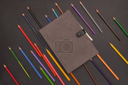 Foto de Libro y lápices de colores Volver a la escuela y el concepto de educación - Imagen libre de derechos