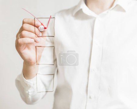 Foto de Casilla de verificación de marca de mano de hombre de negocios con pantalla de marcador rojo - Imagen libre de derechos