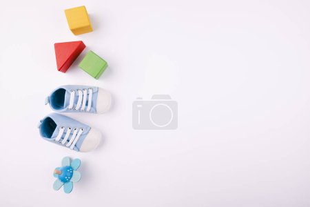 Téléchargez les photos : Chaussures de bébé jouets copie espace - en image libre de droit