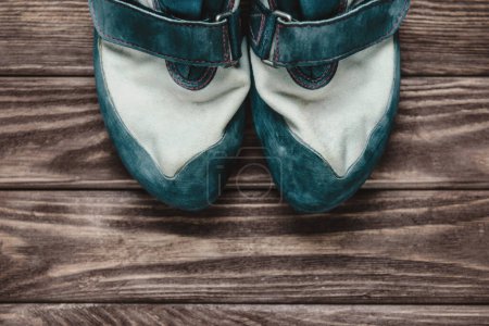 Téléchargez les photos : Vue de dessus des chaussures bleues sur fond en bois - en image libre de droit