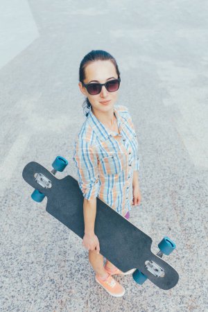 Foto de Chica de estilo callejero con longboard
. - Imagen libre de derechos