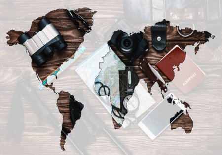 Téléchargez les photos : Double exposition d'objets de voyage avec carte du monde. - en image libre de droit