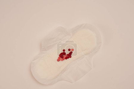 Foto de Tira de sangre higiene femenina menstruación protección vista superior - Imagen libre de derechos