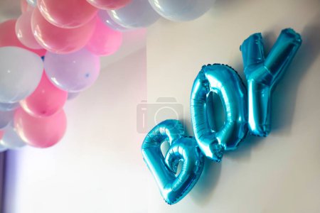 Foto de Género revelar fiesta azul y rosa globos en sala de estar en la pared blanca definición de un niño o niña, reuniendo fiesta decoración - Imagen libre de derechos