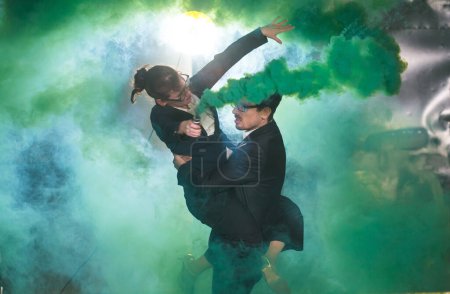 Foto de "Pasadoble, baile en solitario latino y danza contemporánea - Hombre y mujer guapos bailando en la nube de humo
." - Imagen libre de derechos