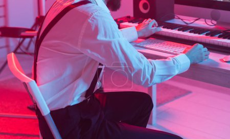 Téléchargez les photos : Producteur sonore masculin travaillant en studio d'enregistrement - en image libre de droit
