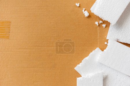 Téléchargez les photos : Mousse de polystyrène blanc, matériau d'emballage ou d'artisanat - en image libre de droit