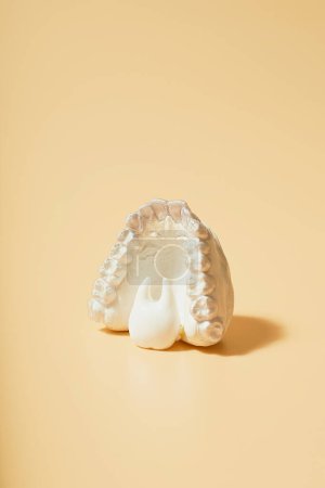 Téléchargez les photos : Thème dentaire orthodontique sur fond jaune. - en image libre de droit