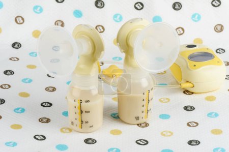 Téléchargez les photos : Kit pompe mammaire (avec lait) - en image libre de droit