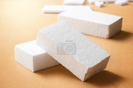 Téléchargez les photos : "White polystyrene foam, material for packaging or craft applications" - en image libre de droit