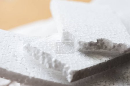 Foto de "Espuma de poliestireno blanco, material para aplicaciones de embalaje o artesanía" - Imagen libre de derechos