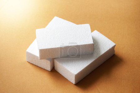 Foto de "Espuma de poliestireno blanco, material para aplicaciones de embalaje o artesanía" - Imagen libre de derechos