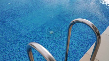 Téléchargez les photos : Gros plan sur le mouvement de nombreuses bulles d'air flottant à la surface de l'eau dans la piscine. Beau fond sous-marin - en image libre de droit