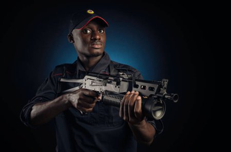 Foto de Hombre afroamericano con rifle trabajando en la policía - Imagen libre de derechos
