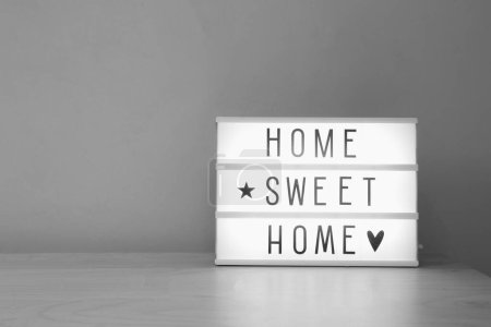 Foto de Hogar dulce hogar 'texto en lightbox en estante de madera, decoración retro moderna - Imagen libre de derechos