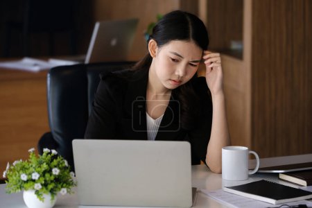 Foto de Empleados de la compañía muestran aburrimiento por el trabajo inacabado utilizando cuaderno de ordenador, documentos y tabletas en el trabajo - Imagen libre de derechos