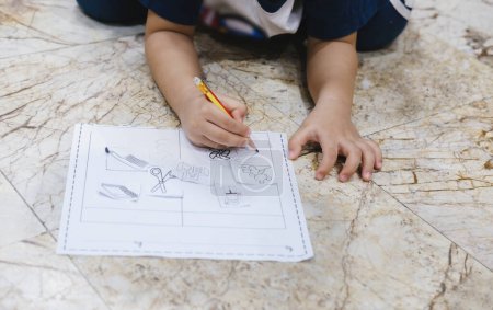 Téléchargez les photos : Apprendre à dessiner et à écrire au crayon sur papier pendant l'enfance - en image libre de droit