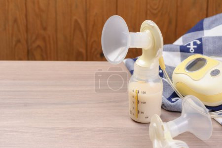 Téléchargez les photos : Kit pompe mammaire (avec lait) - en image libre de droit