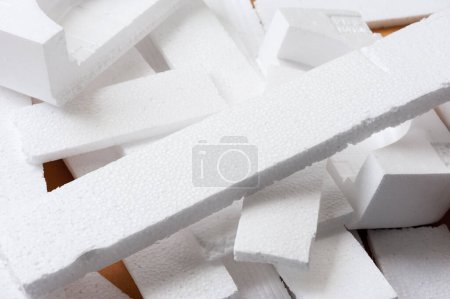 Téléchargez les photos : White polystyrene foam, material for packaging or craft applications - en image libre de droit