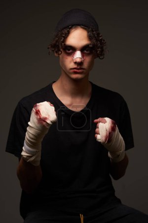 Téléchargez les photos : Combattant avec formation nez cassé boxe conflit agression blessure - en image libre de droit