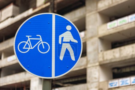 Téléchargez les photos : Panneau cycliste et piétonnier contre les bâtiments en construction - en image libre de droit