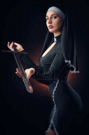 Téléchargez les photos : Nonne armée au nom de la foi - en image libre de droit