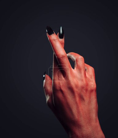 Foto de Mano diabólica con gesto dedos cruzados - Imagen libre de derechos